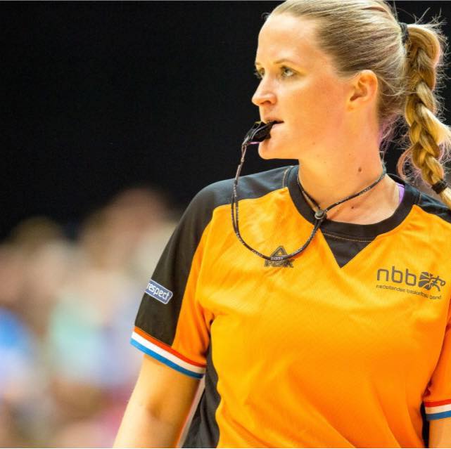 Joske Kuut als basketbalscheidsrechter