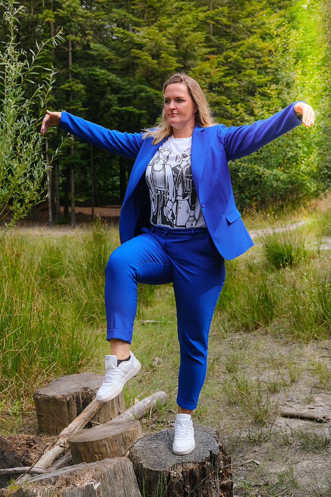 Joske Kuut buiten in een blauw pak