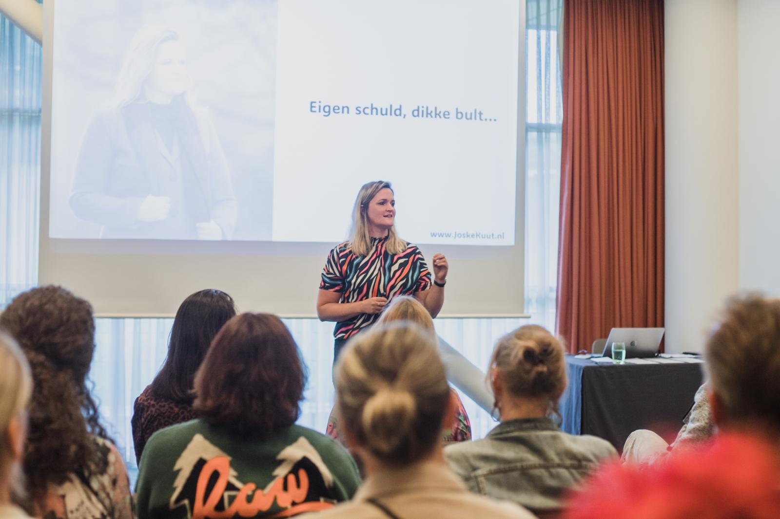 Joske Kuut betrekt haar publiek tijdens een boekpresentatie