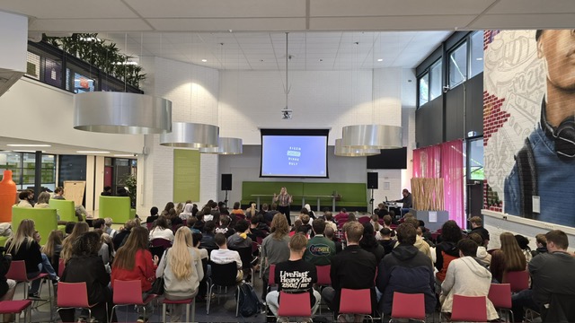 Joske Kuut spreekt voor een grote zaal
