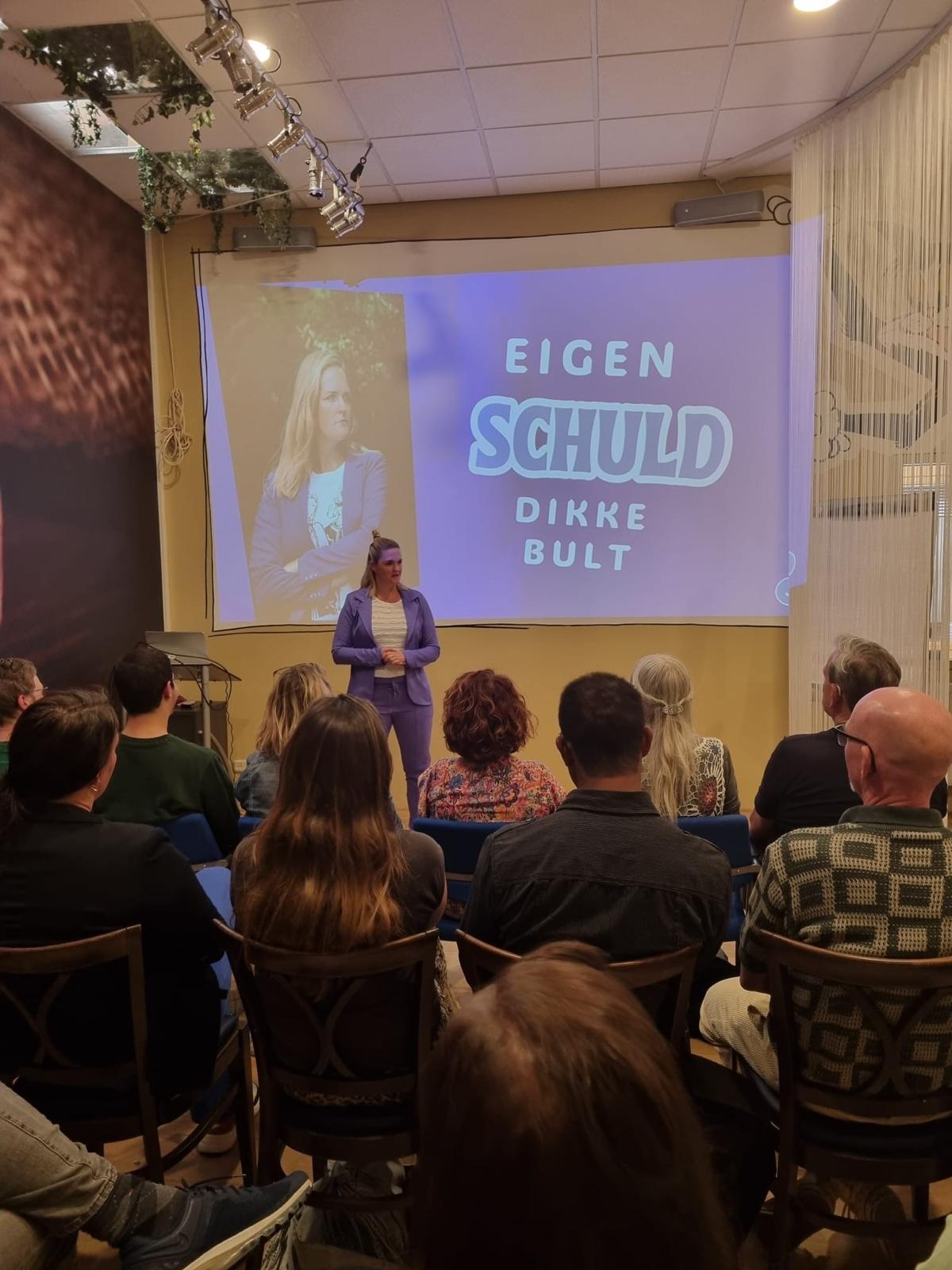 Joske Kuut spreekt voor een publiek