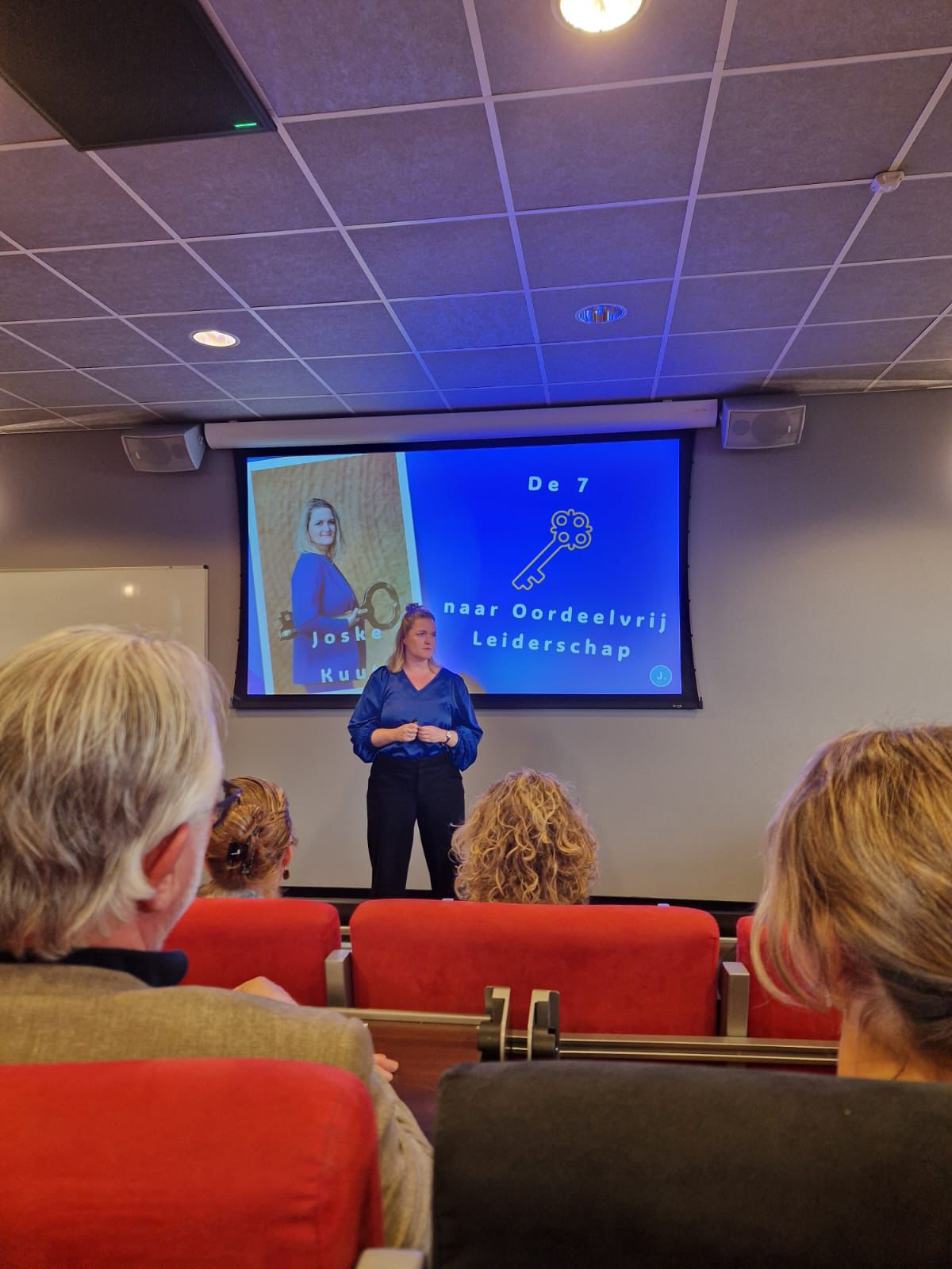 Joske Kuut presenteert De 7 sleutels voor een publiek in Emmen