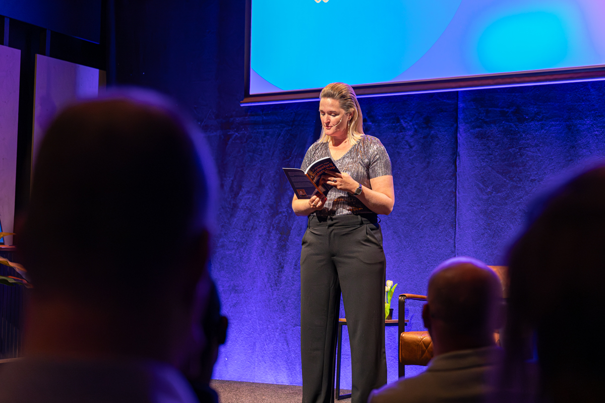 Joske Kuut op het podium met haar boek