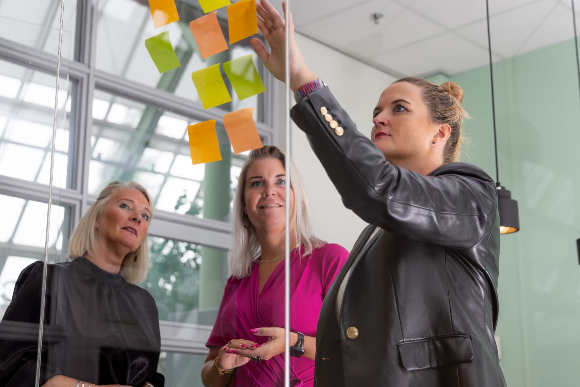 Joske Kuut begeleidt een werkvorm met post-its tijdens een teamsessie