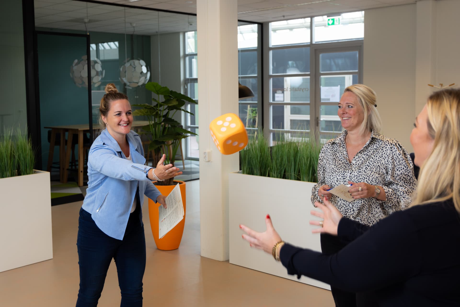 Joske Kuut in gesprek met een team